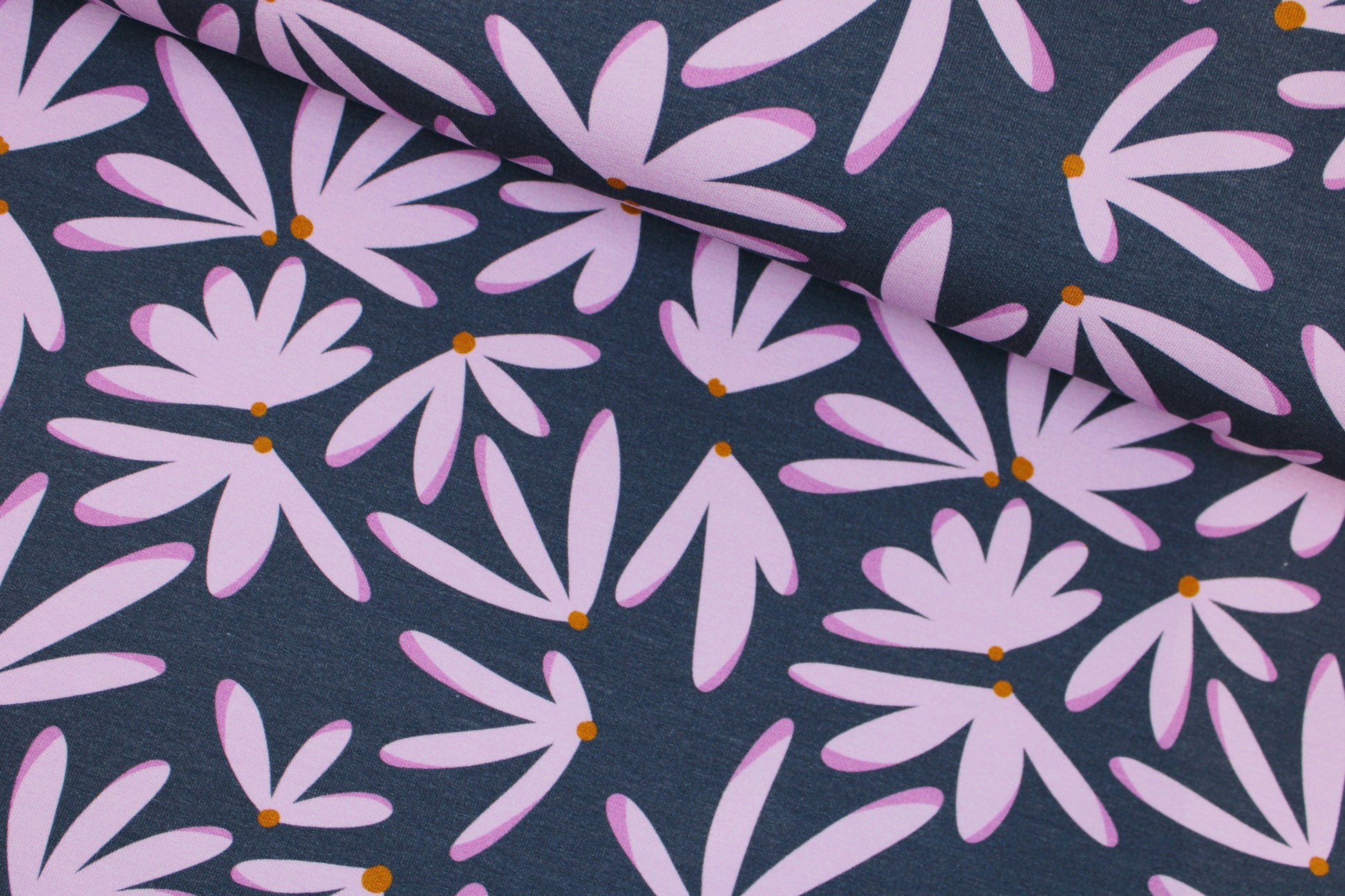 Modal Sommersweat Hannah mit flieder farbenen Blumen auf blauem Grund quer