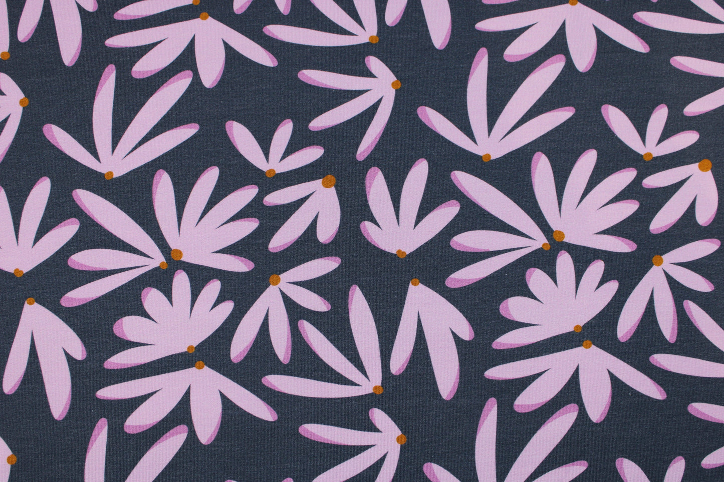 Modal Sommersweat Hannah mit flieder farbenen Blumen auf blauem Grund Detailbild