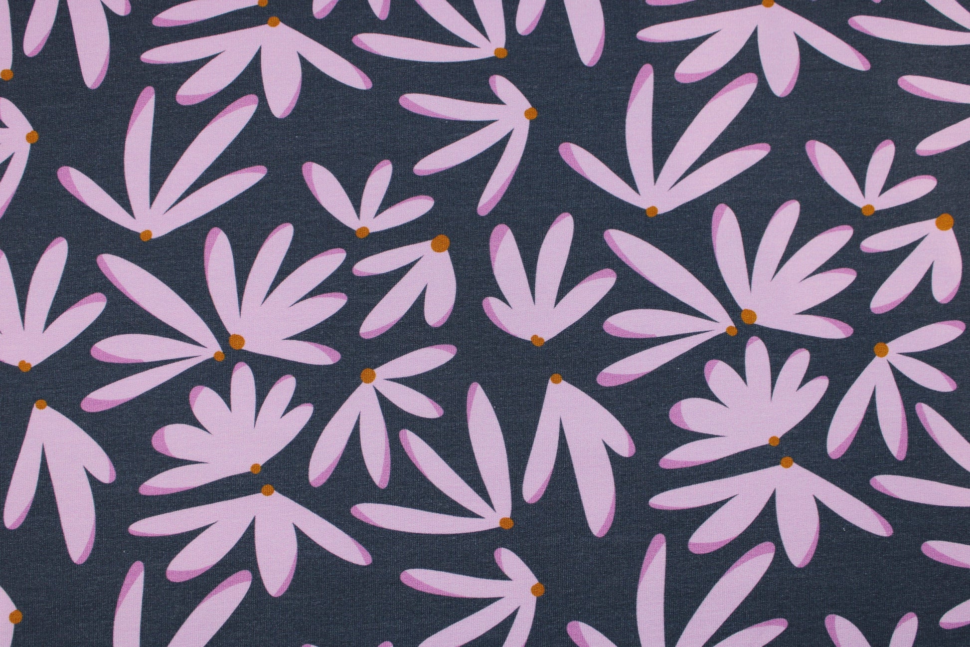 Modal Sommersweat Hannah mit flieder farbenen Blumen auf blauem Grund Detailbild