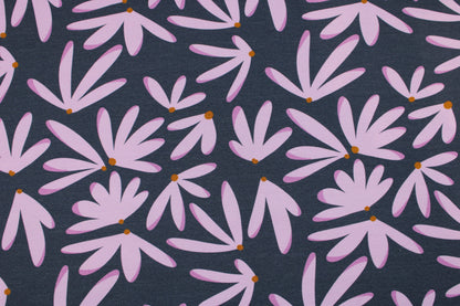 Modal Sommersweat Hannah mit flieder farbenen Blumen auf blauem Grund Detailbild