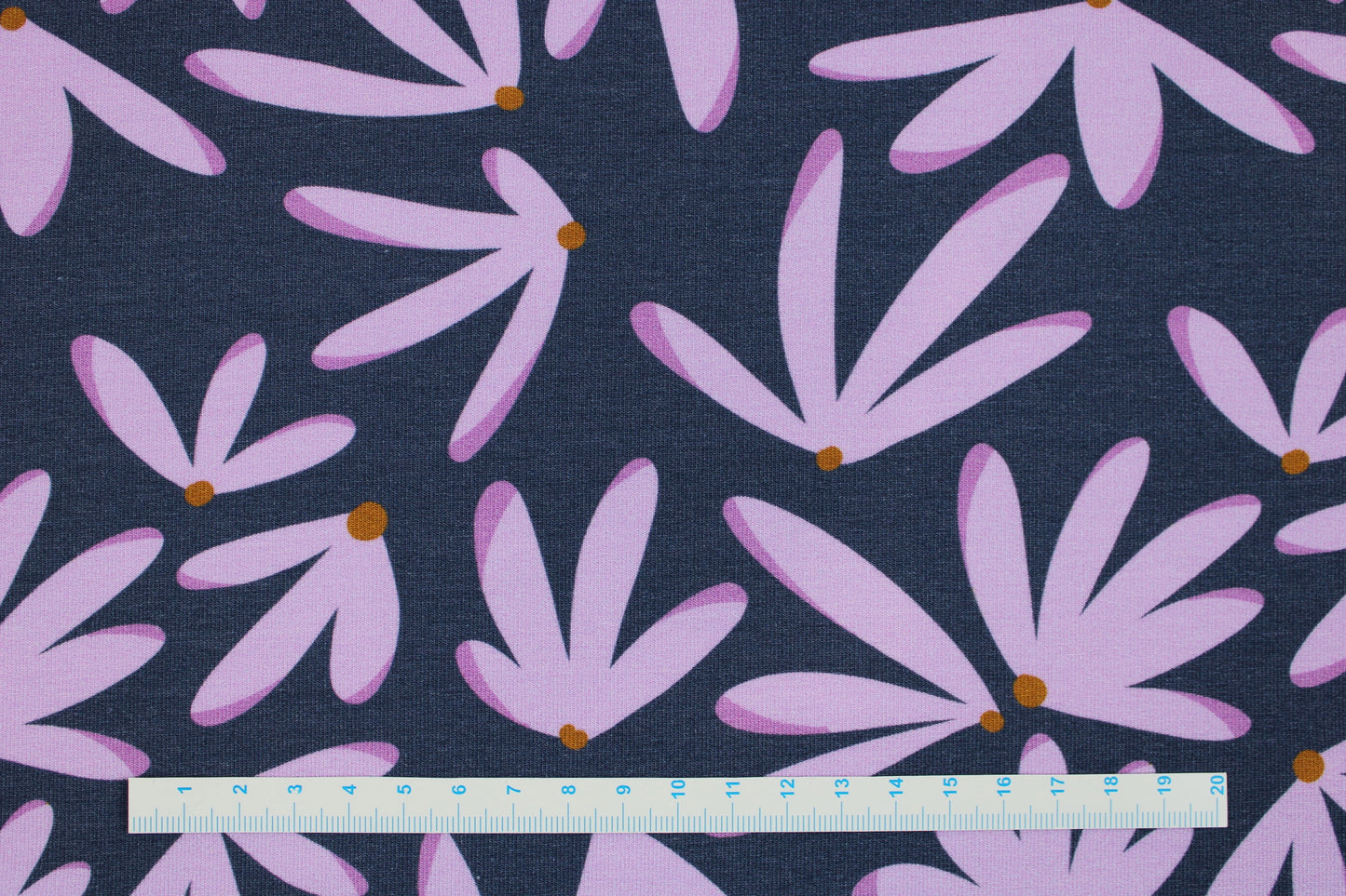 Modal Sommersweat Hannah mit flieder farbenen Blumen auf blauem Grund Maßstab