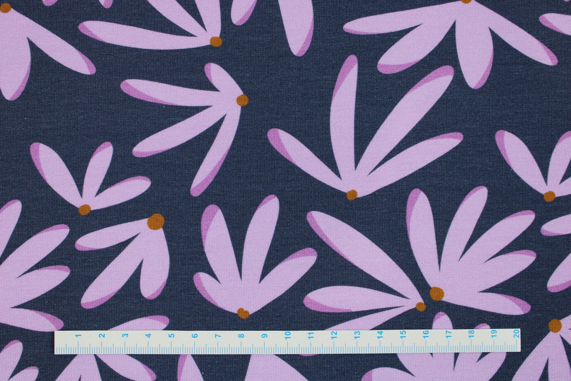 Modal Sommersweat Hannah mit flieder farbenen Blumen auf blauem Grund Maßstab