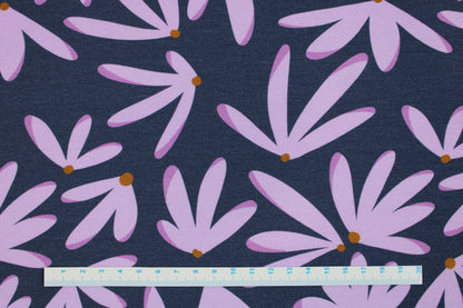 Modal Sommersweat Hannah mit flieder farbenen Blumen auf blauem Grund Maßstab