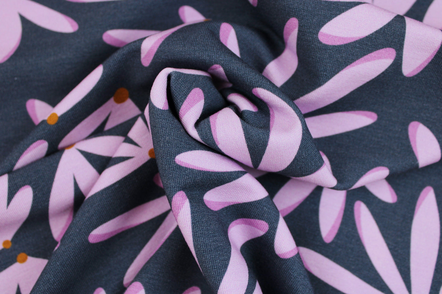 Modal Sommersweat Hannah mit flieder farbenen Blumen auf blauem Grund gedreht