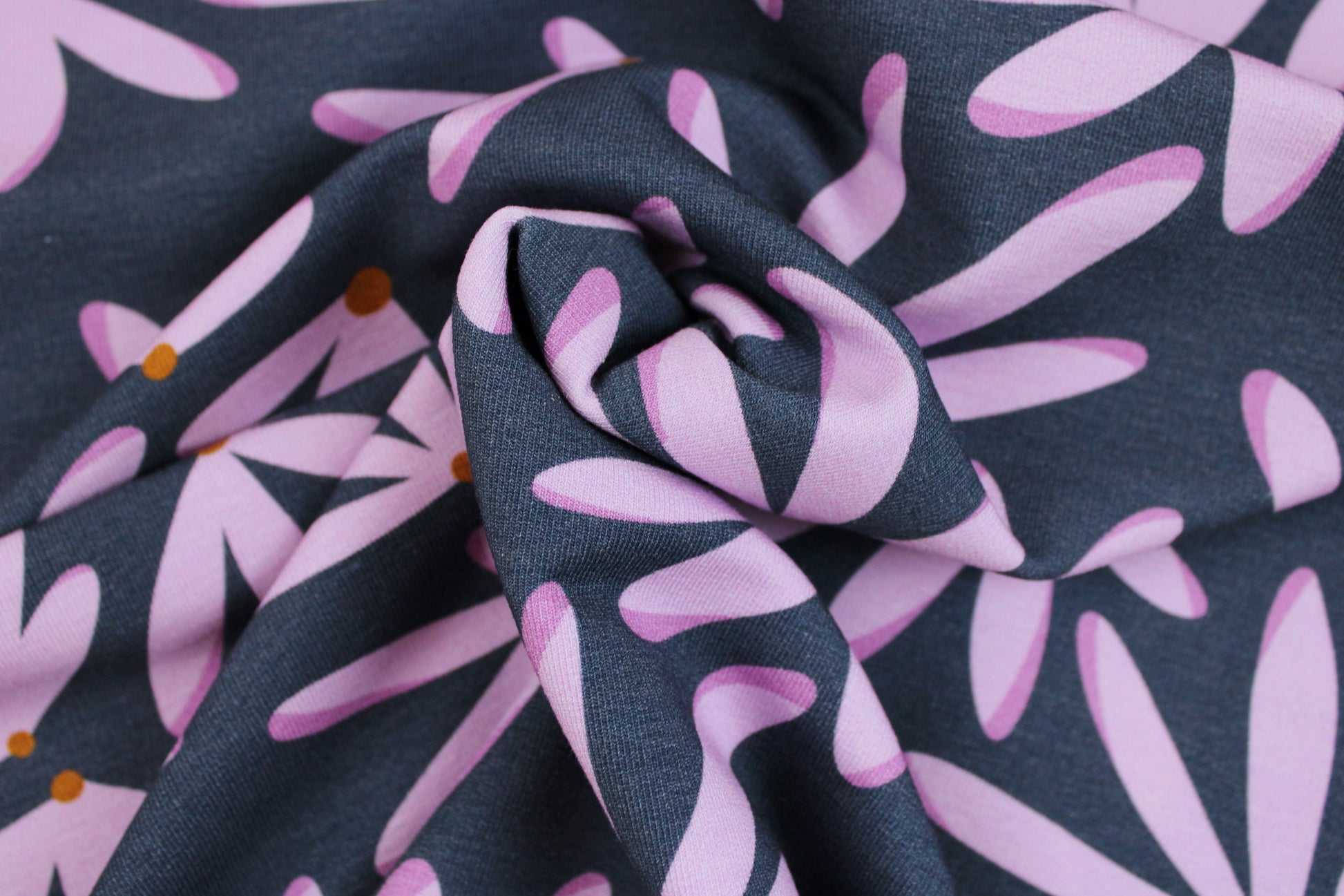 Modal Sommersweat Hannah mit flieder farbenen Blumen auf blauem Grund gedreht