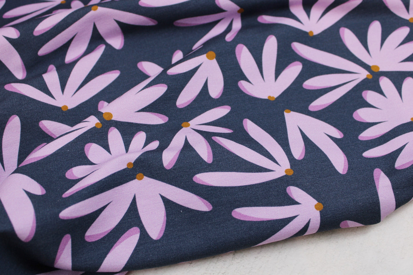 Modal Sommersweat Hannah mit flieder farbenen Blumen auf blauem Grund