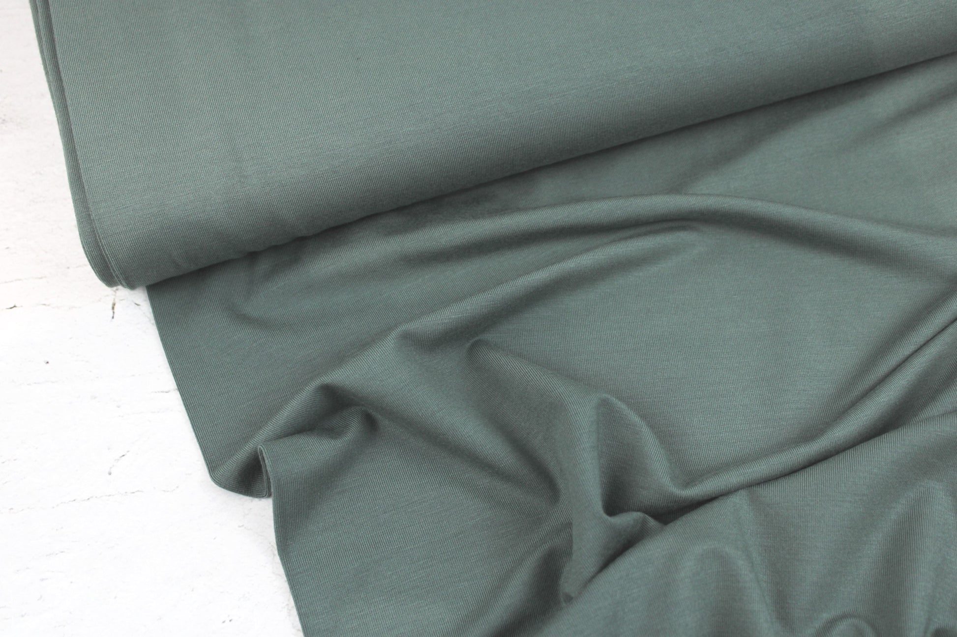 Weicher Modaljersey in uni Graugrün Ballenansicht