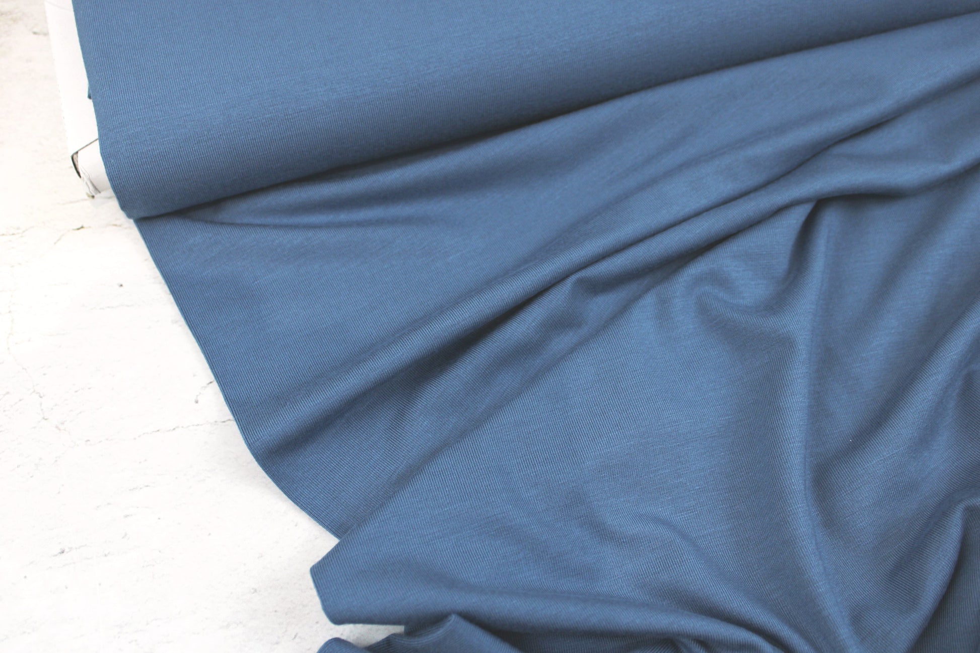Wicher Modaljersey in uni Jeansblau Ballenansicht