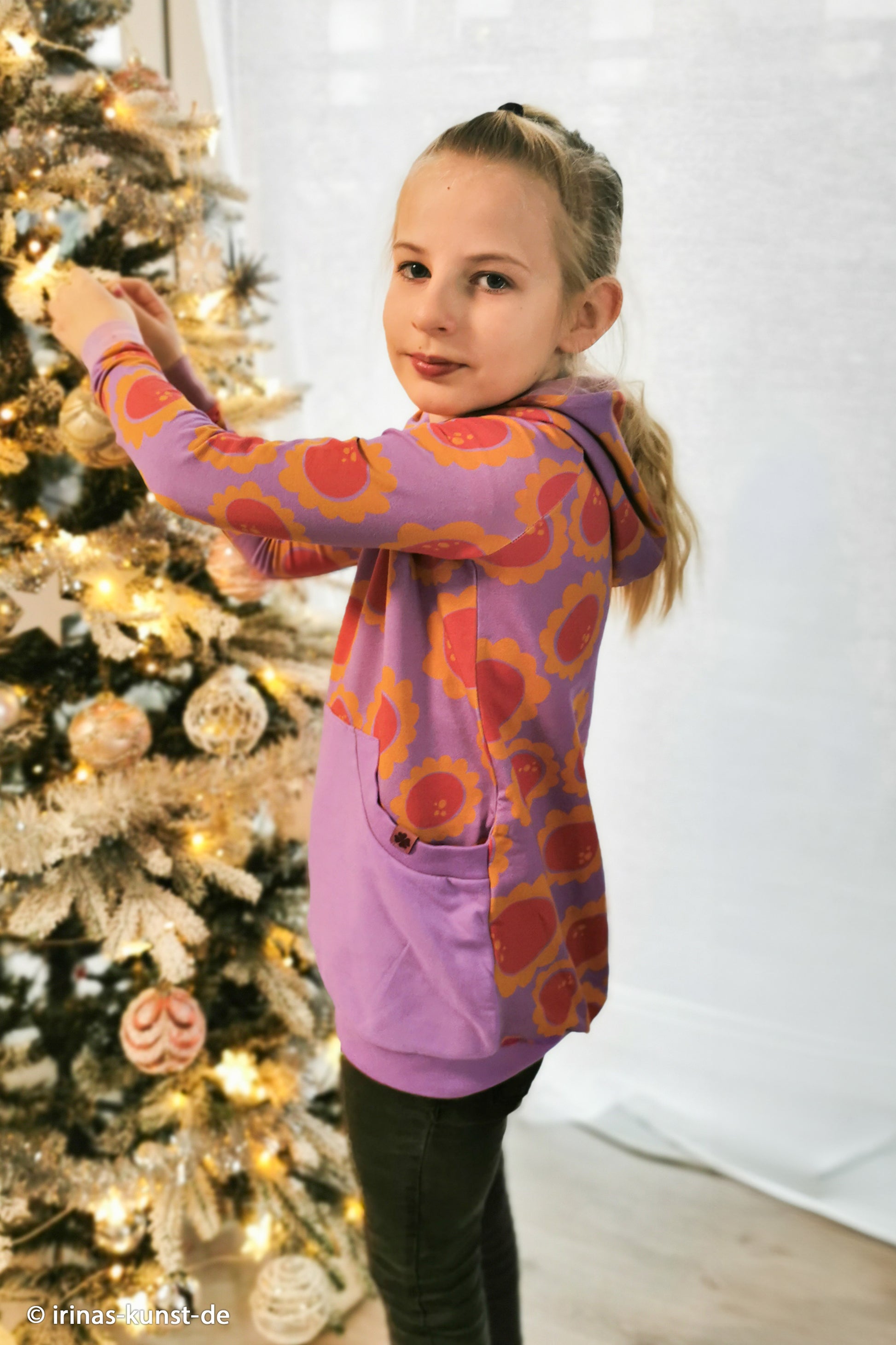 Sweatstoff Beginning mit Retroblumen in Lila, Rot und Ocker als Hoodie vernäht