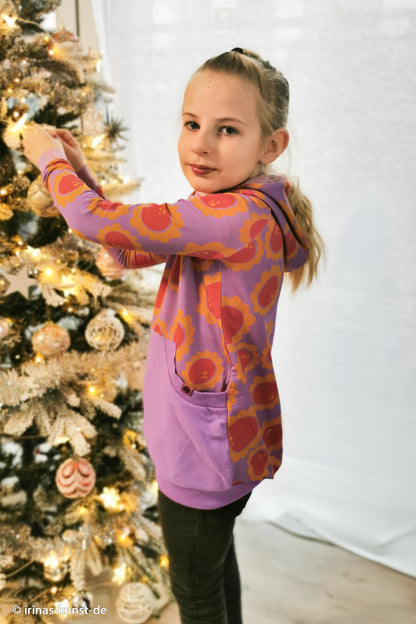Sweatstoff Beginning mit Retroblumen in Lila, Rot und Ocker als Hoodie vernäht