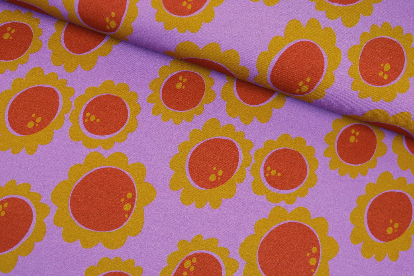 Sweatstoff Beginning mit Retroblumen in Lila, Rot und Ocker quer