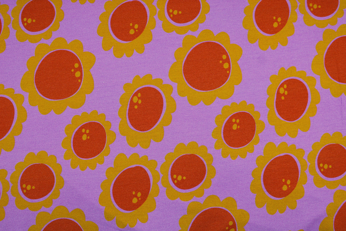 Sweatstoff Beginning mit Retroblumen in Lila, Rot und Ocker Detailbild