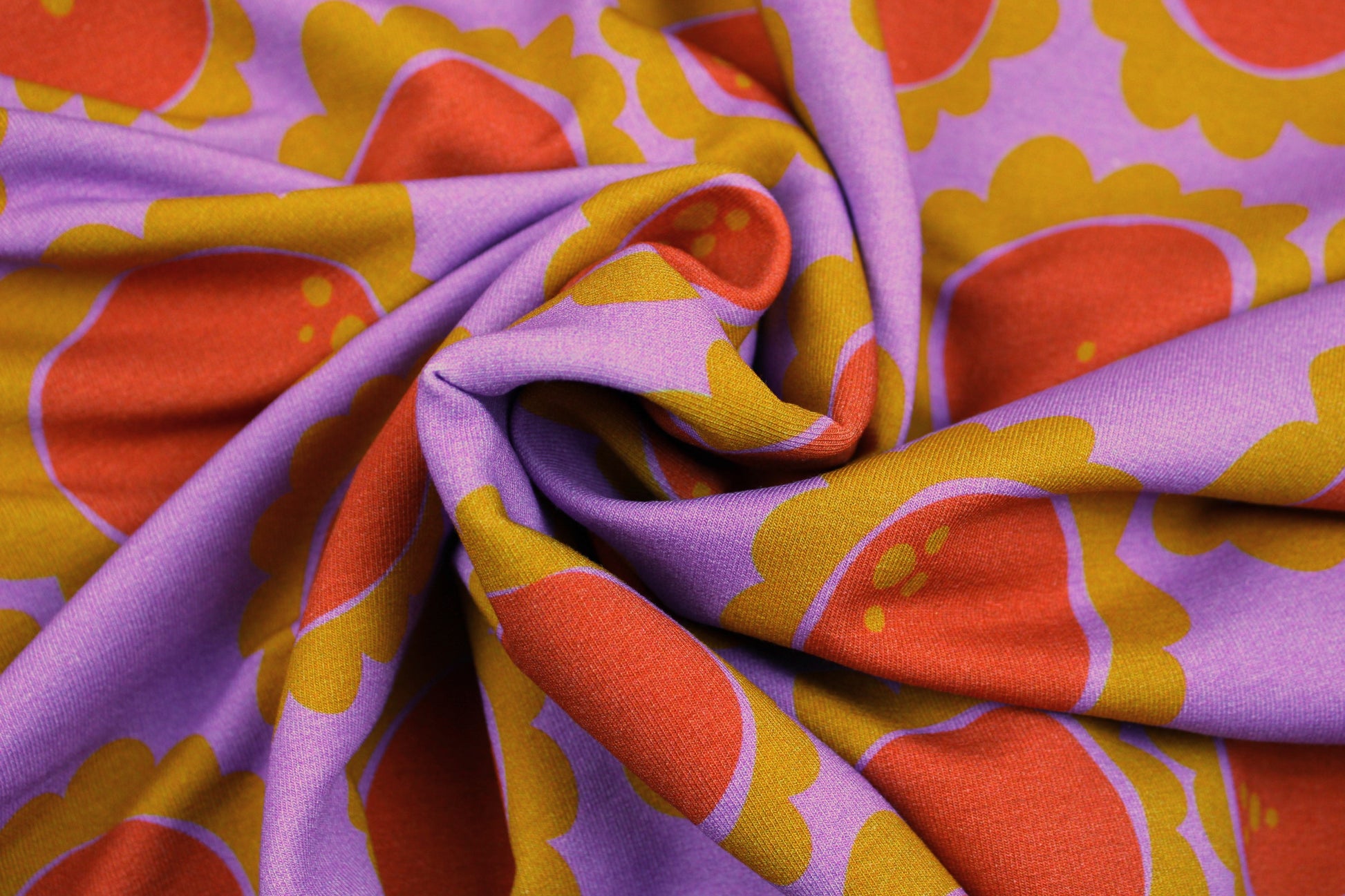 Sweatstoff Beginning mit Retroblumen in Lila, Rot und Ocker gedreht