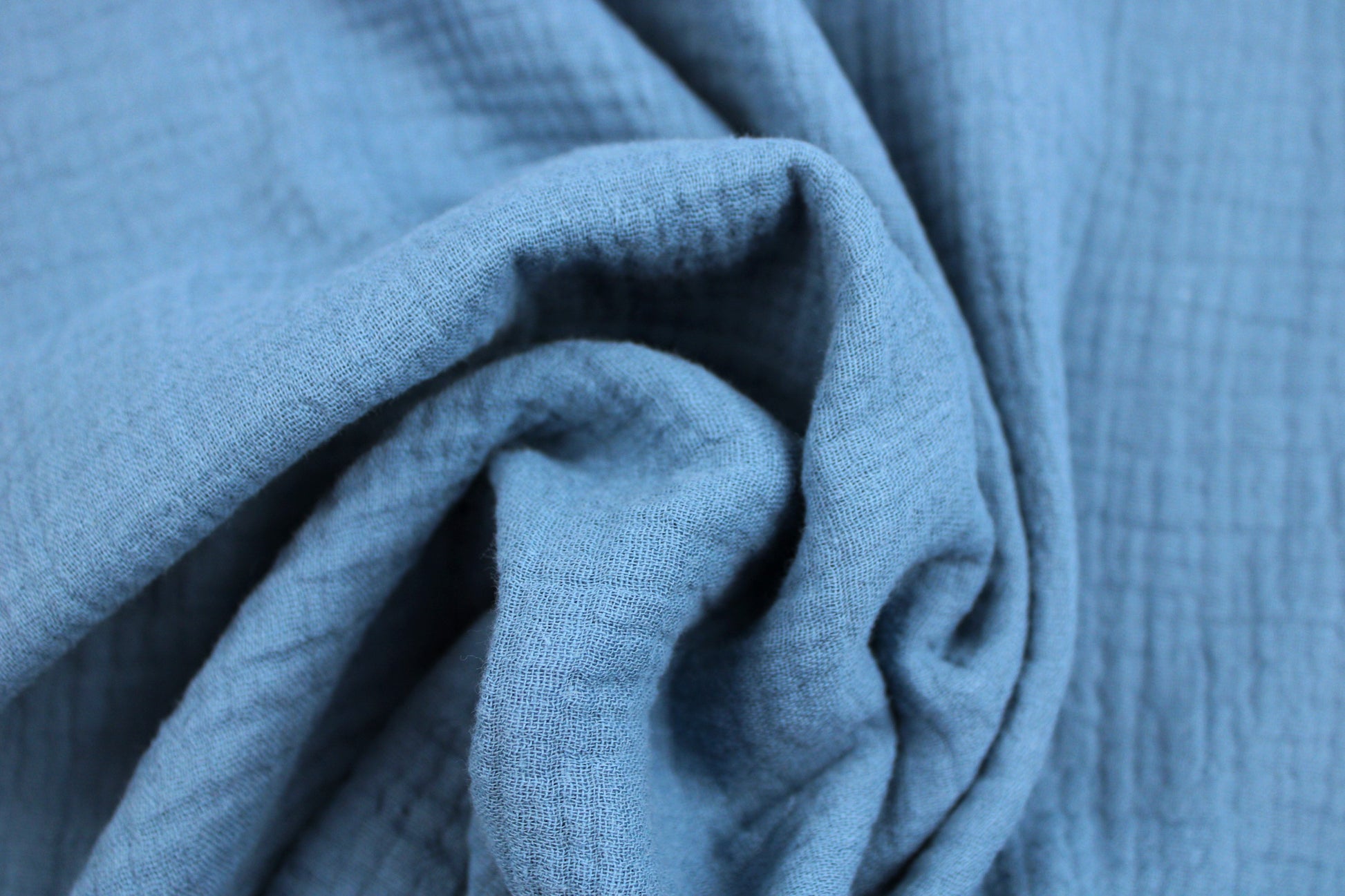 Musselinstoff Jenke uni jeansblau gedreht
