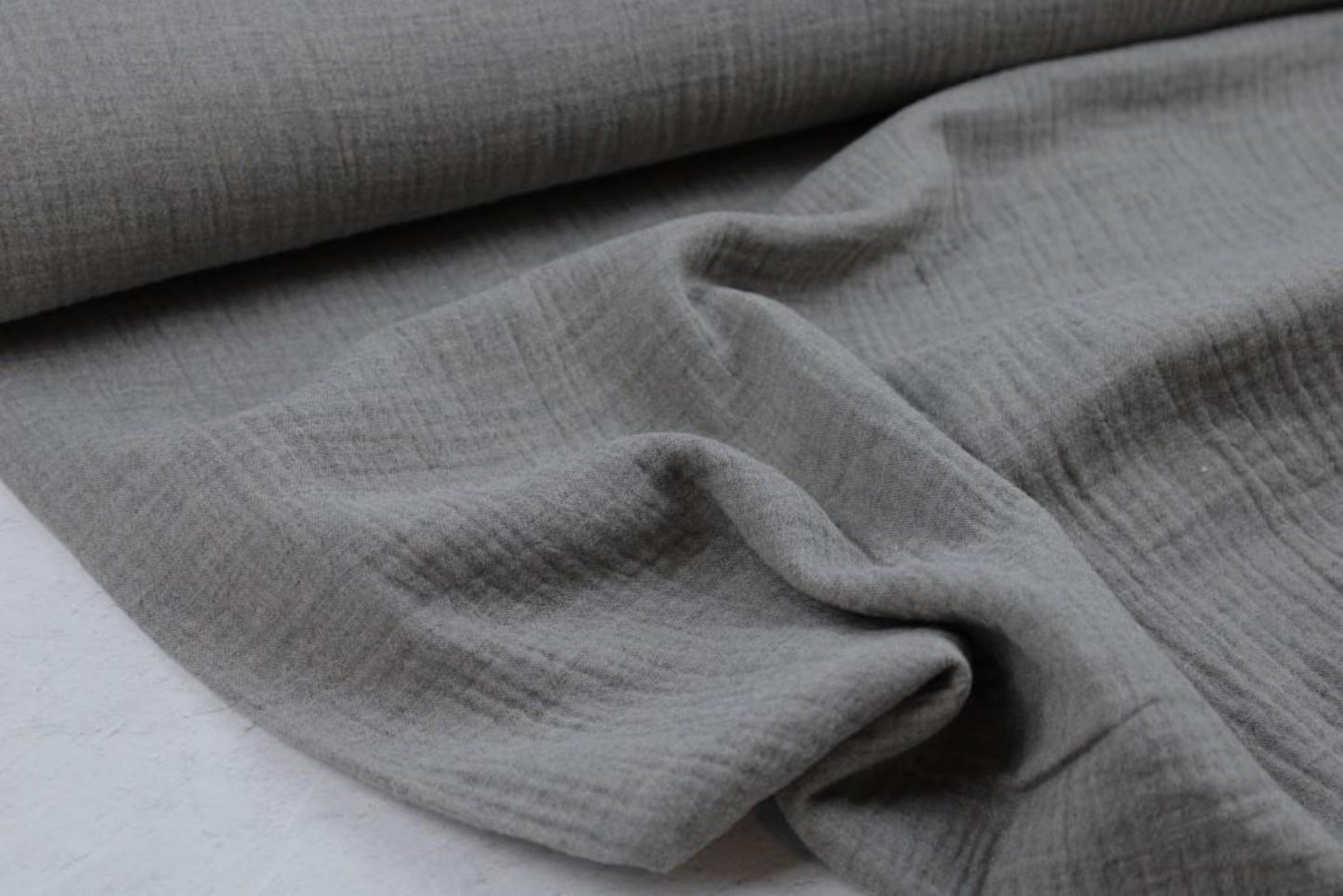 Musselinstoff in Grau Beige meliert Ballenansicht