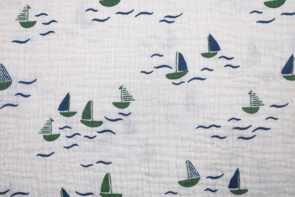 Ecru farbener Musselinstoff mit Segelbooten in Blau und Grün Detailbild