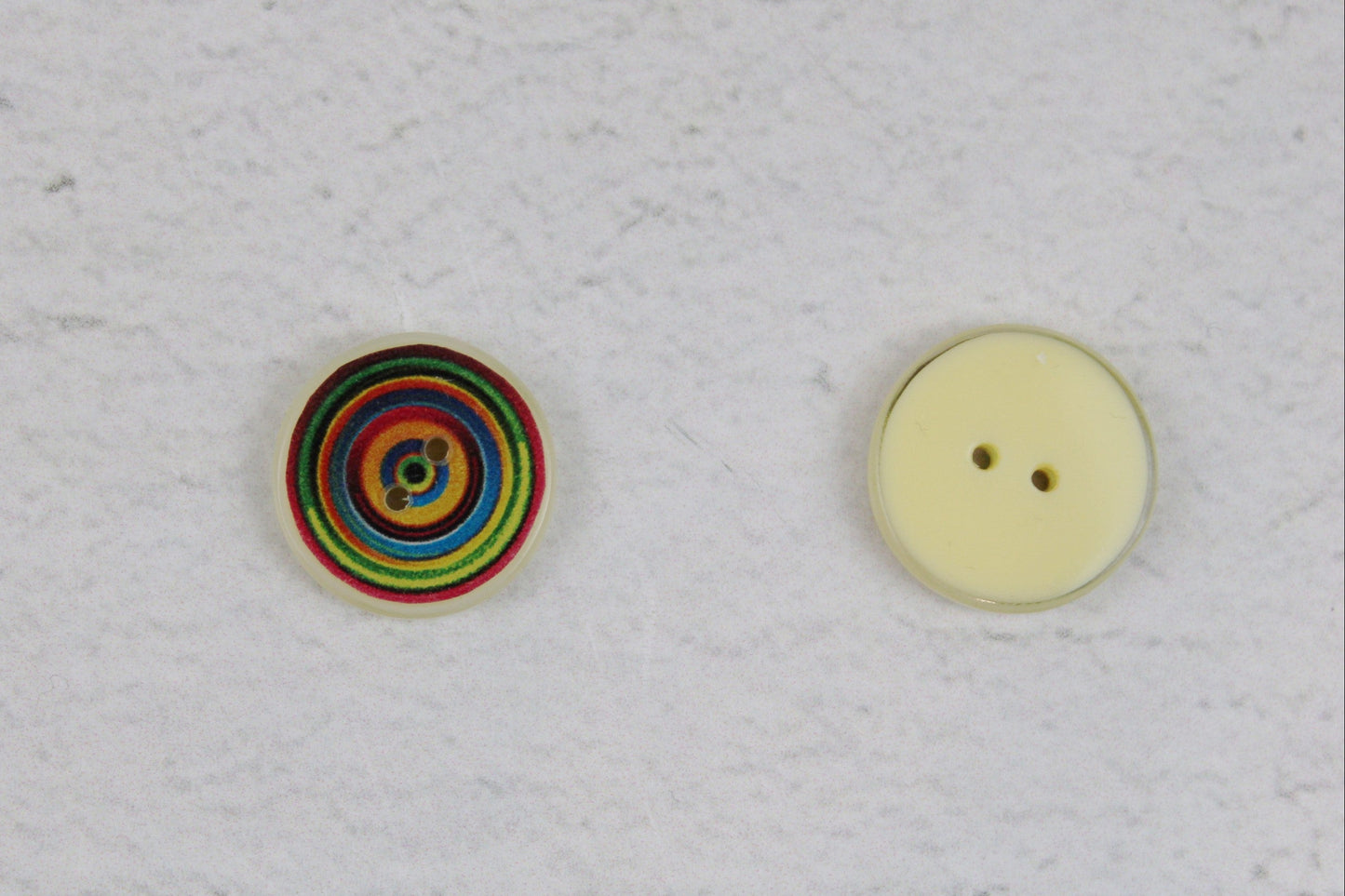 Resinknopf mit buntem Spiralmuster in 18mm Detailbild