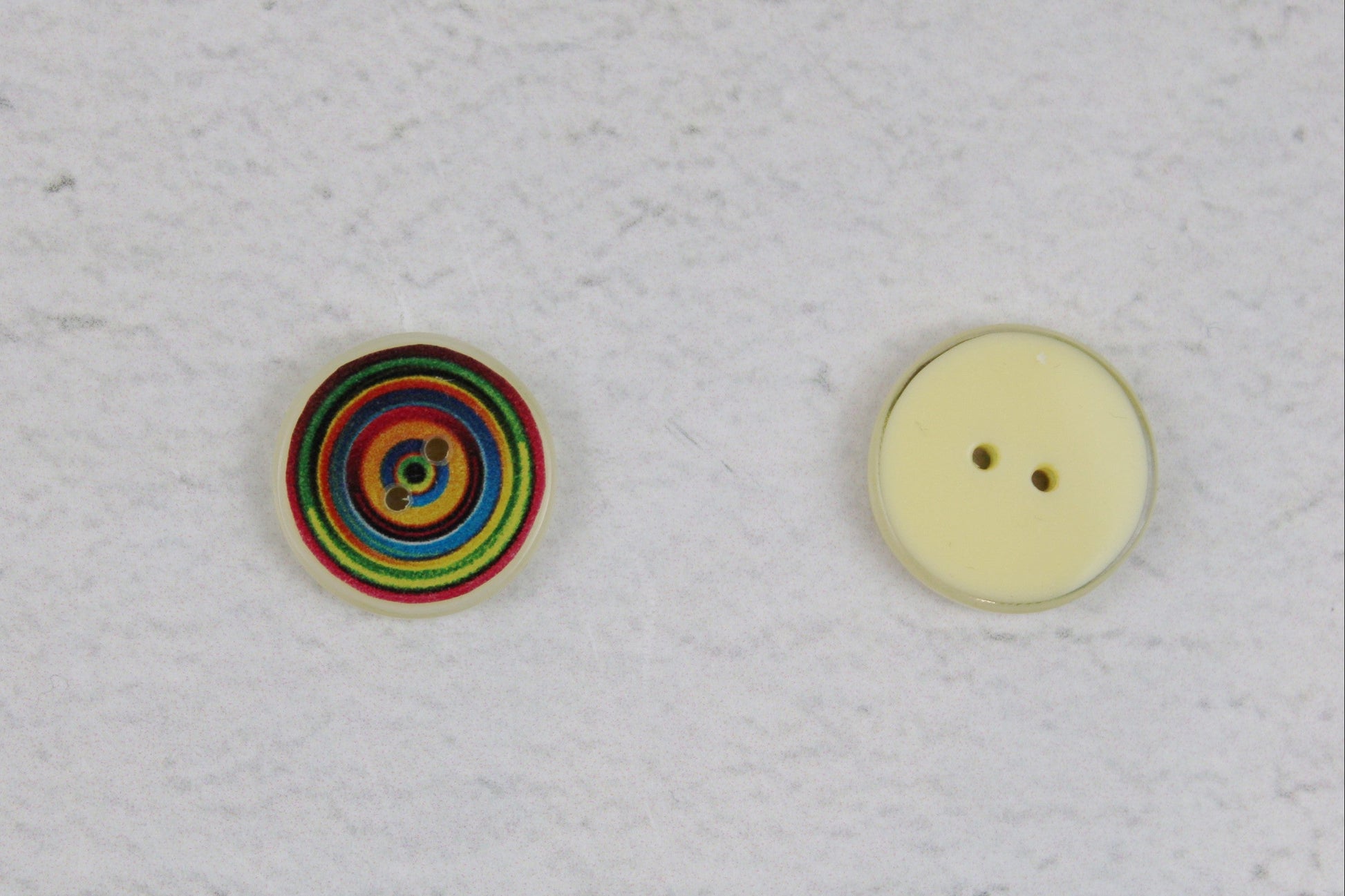 Resinknopf mit buntem Spiralmuster in 18mm Detailbild