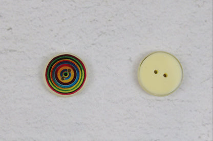 Resinknopf mit buntem Spiralmuster in 18mm Detailbild