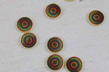 Resinknopf mit buntem Spiralmuster in 18mm
