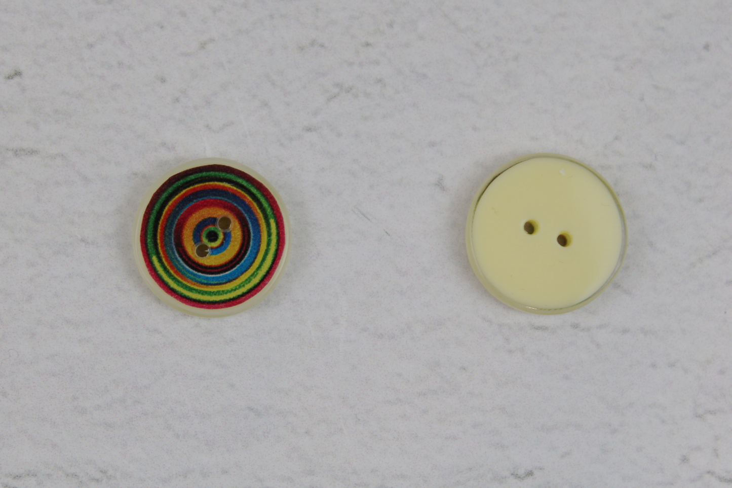Kunstharzknopf mit buntem Spiralmuster in 25mm Detailbild