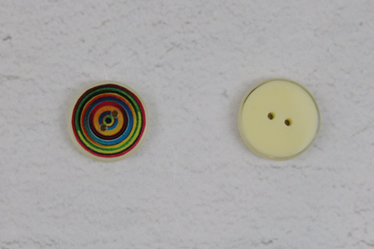 Kunstharzknopf mit buntem Spiralmuster in 25mm Detailbild