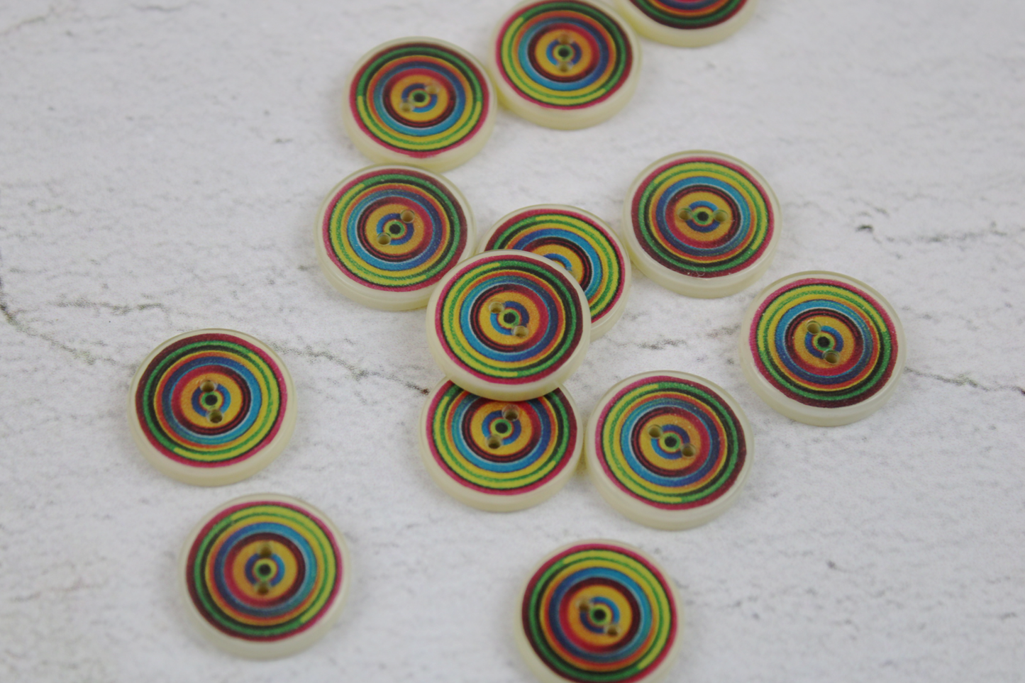 Kunstharzknopf mit buntem Spiralmuster in 25mm