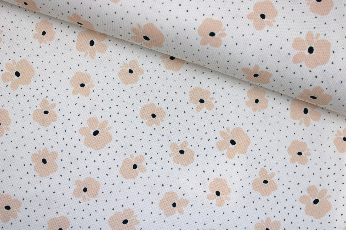 Wollweißer Rippjersey Jena mit kleinen Blüten in Apricot quer