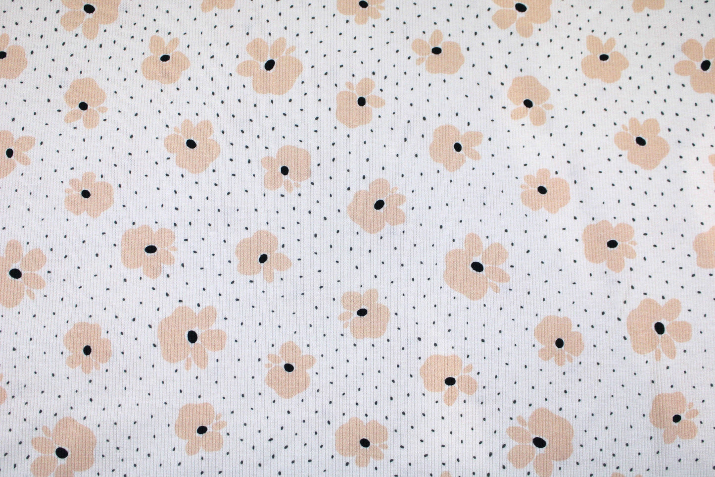 Wollweißer Rippjersey Jena mit kleinen Blüten in Apricot Detailbild