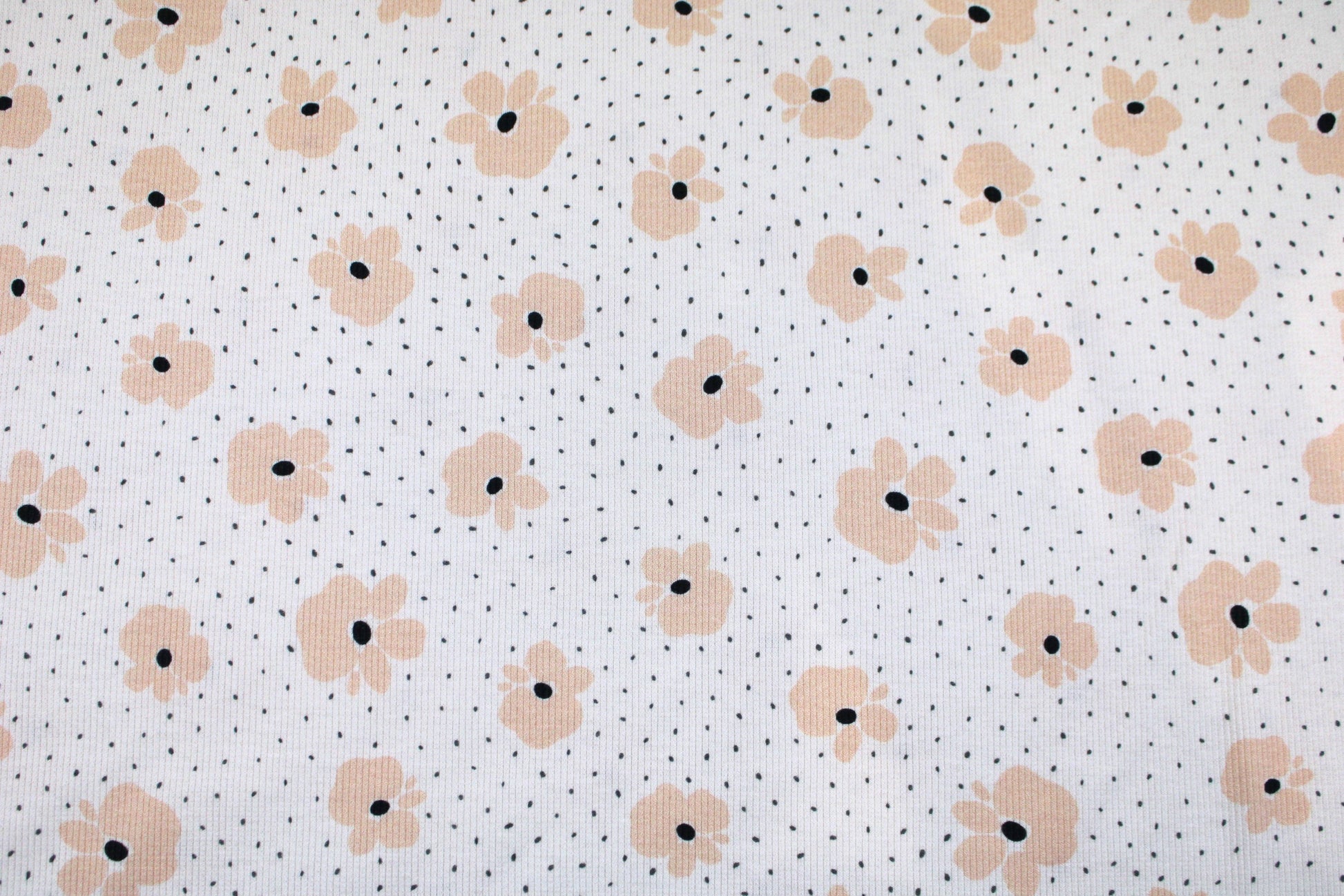 Wollweißer Rippjersey Jena mit kleinen Blüten in Apricot Detailbild
