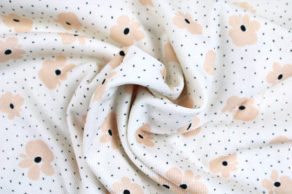 Wollweißer Rippjersey Jena mit kleinen Blüten in Apricot gedreht