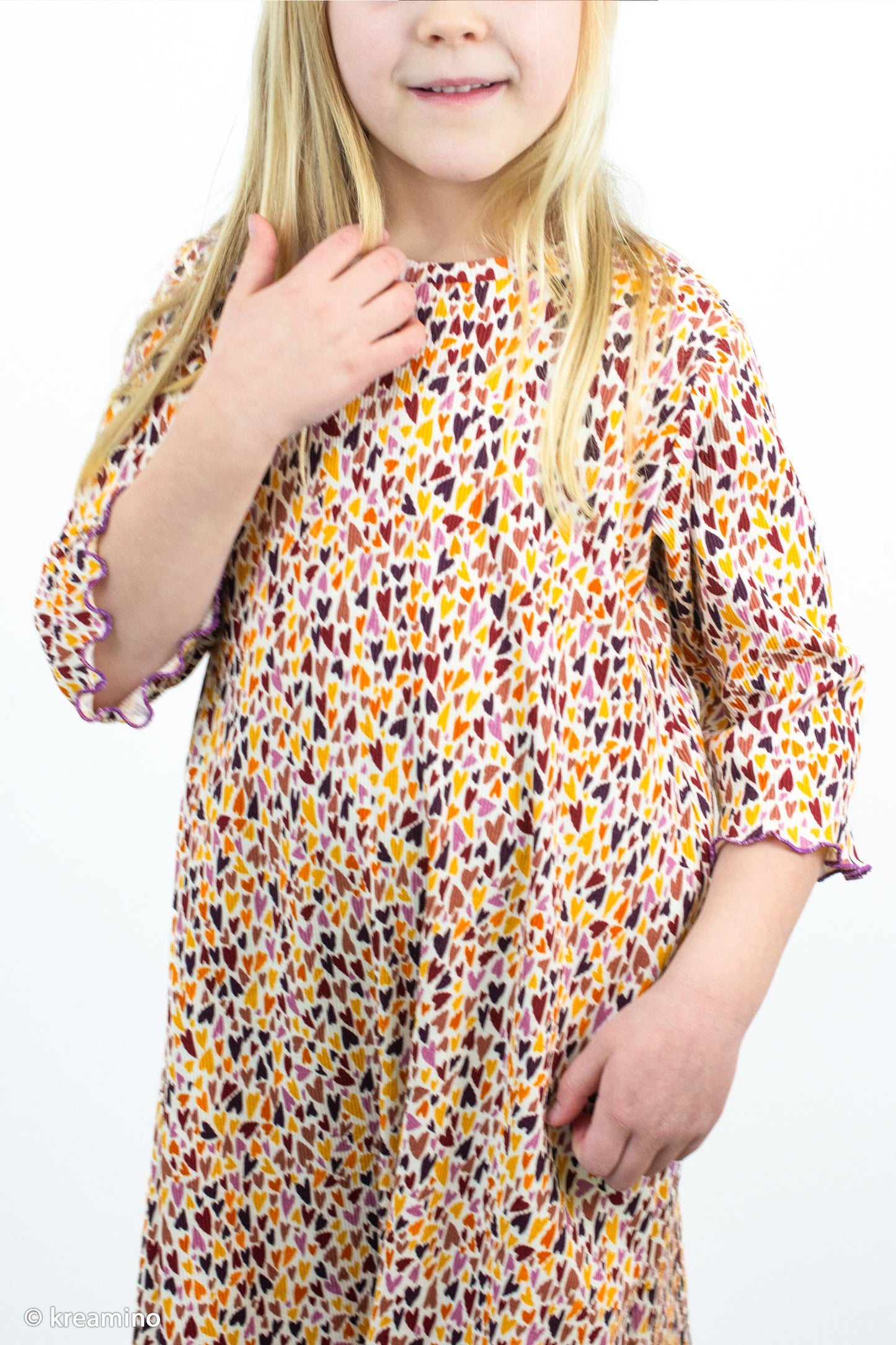 Rippjersey Mia mit bunten Herzen auf hellem Grund als Kinderlkeid vernäht