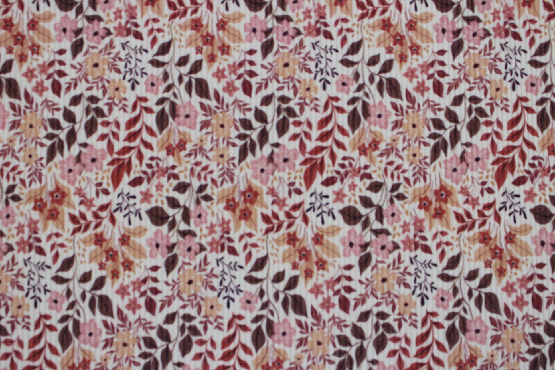 Rippjersey Mia mit Rose farbenen Streublümchen auf hellem Grund Detailbild