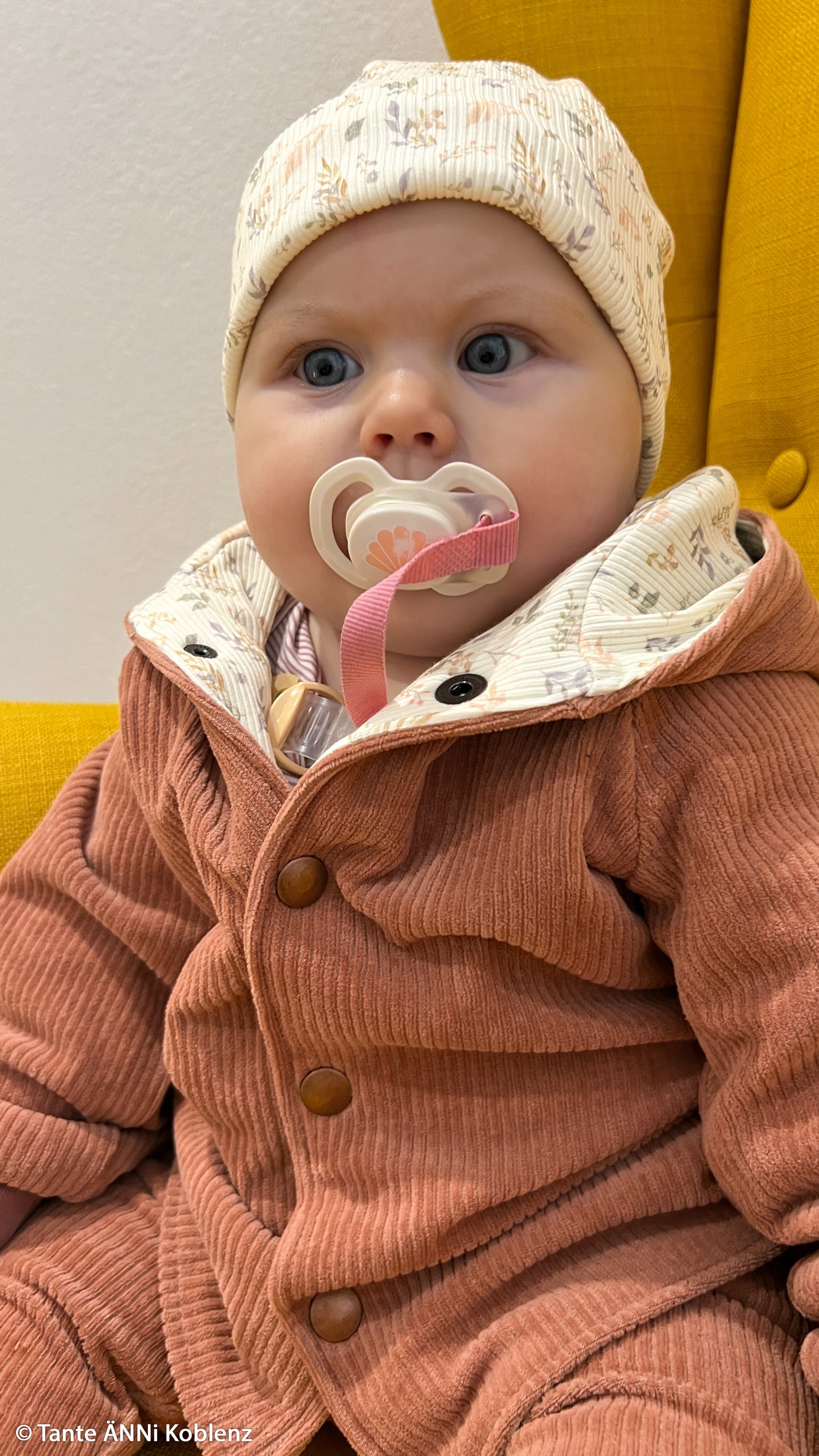Ecru farbener Rippjersey Mia mit kleinen Blättern in Pastell als Mütze vernäht