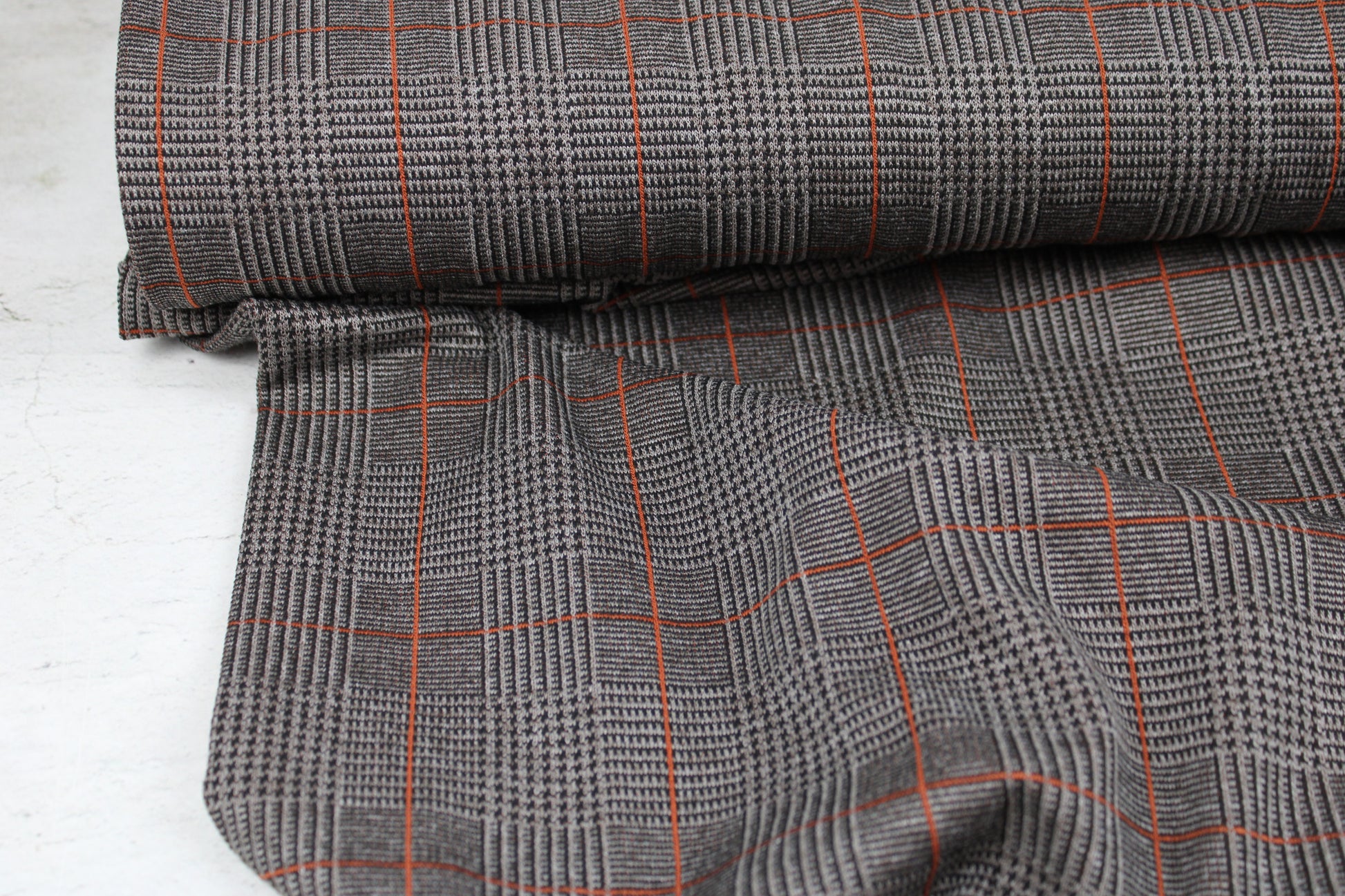 Romanit-Jacquardjersey mit klassischem Karomuster in Taupe mit rostfarbenen Linien Ballenansicht