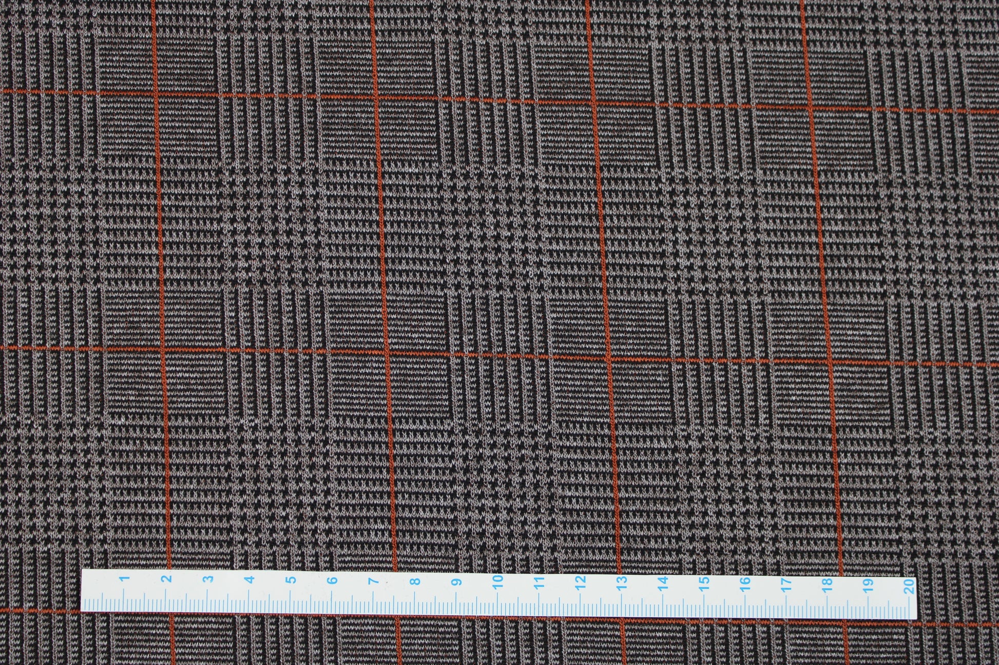 Romanit-Jacquardjersey mit klassischem Karomuster in Taupe mit rostfarbenen Linien Maßstab