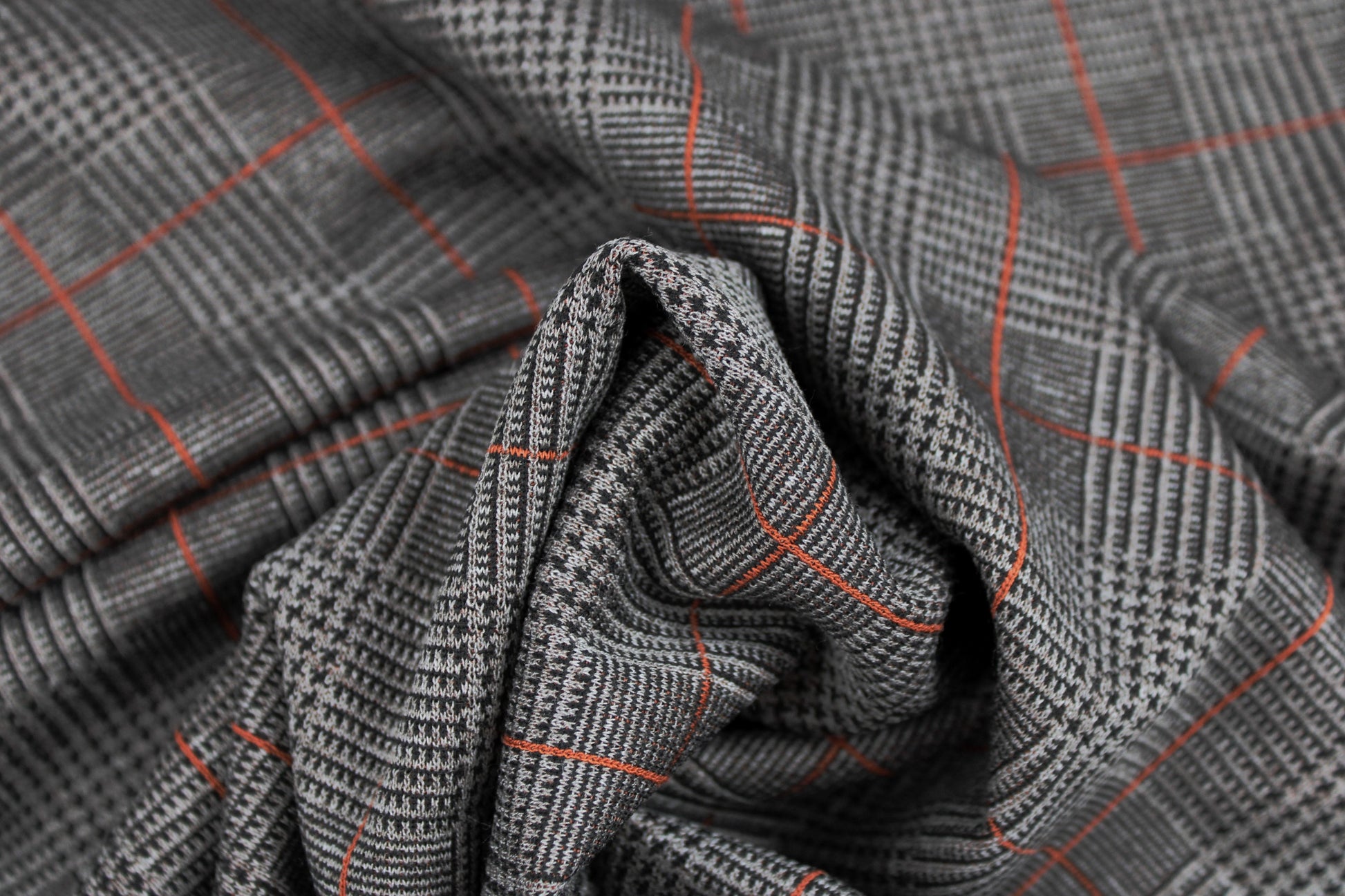 Romanit-Jacquardjersey mit klassischem Karomuster in Taupe mit rostfarbenen Linien gedreht