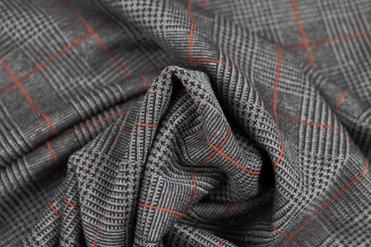 Romanit-Jacquardjersey mit klassischem Karomuster in Taupe mit rostfarbenen Linien gedreht
