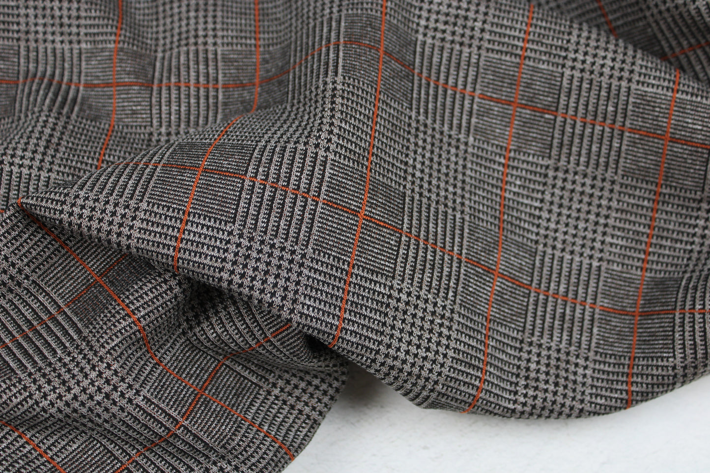 Romanit-Jacquardjersey mit klassischem Karomuster in Taupe mit rostfarbenen Linien