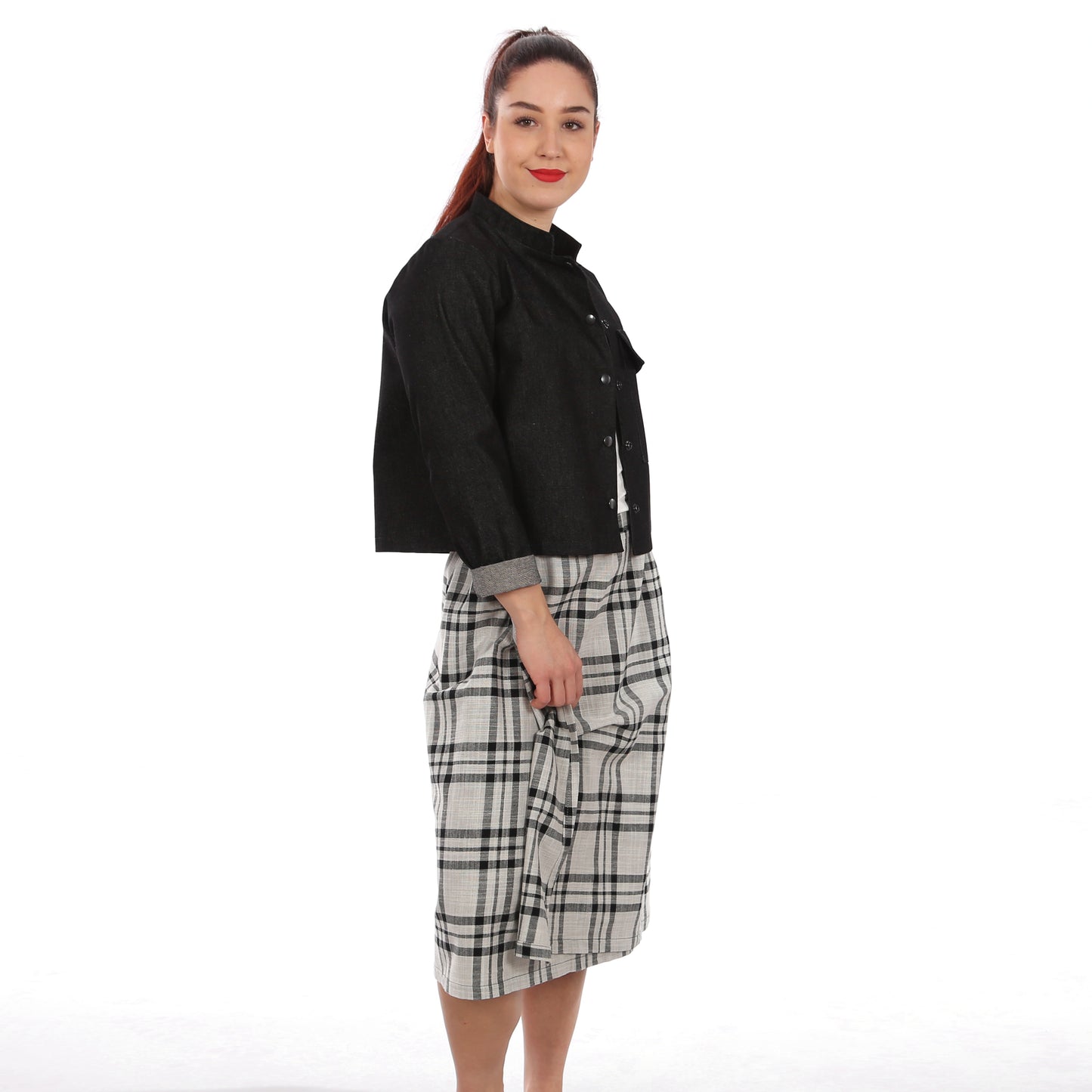 Schnittmuster Frau Cleo kurze Jacke mit Stehkragen im Denimlook