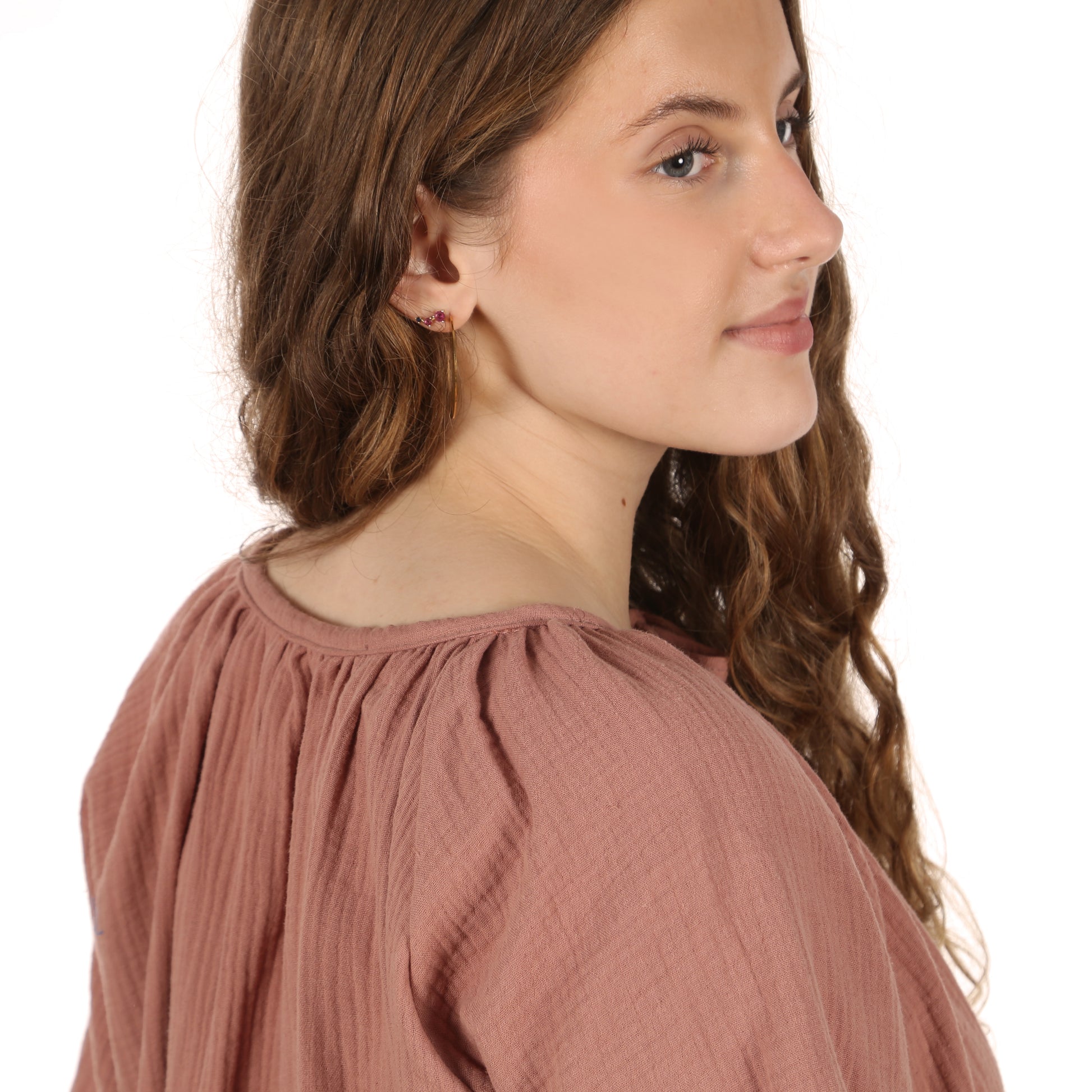 Schnittmuster Frau Noor Bluse mit gekräuseltem Halsloch Detailbild