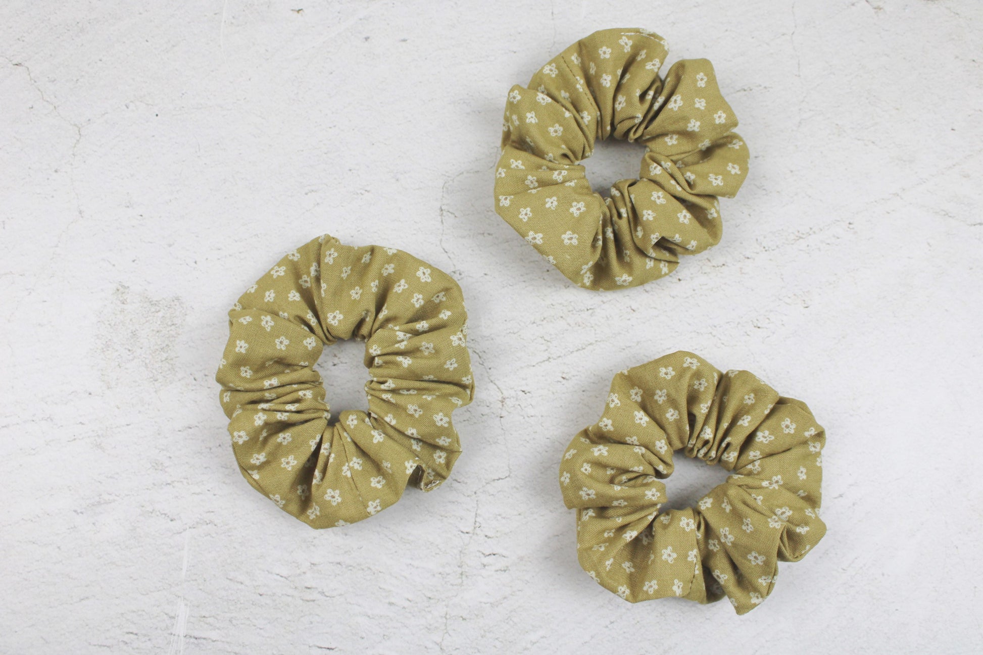 Scrunchie mit kleinem Blumenmuster in beige