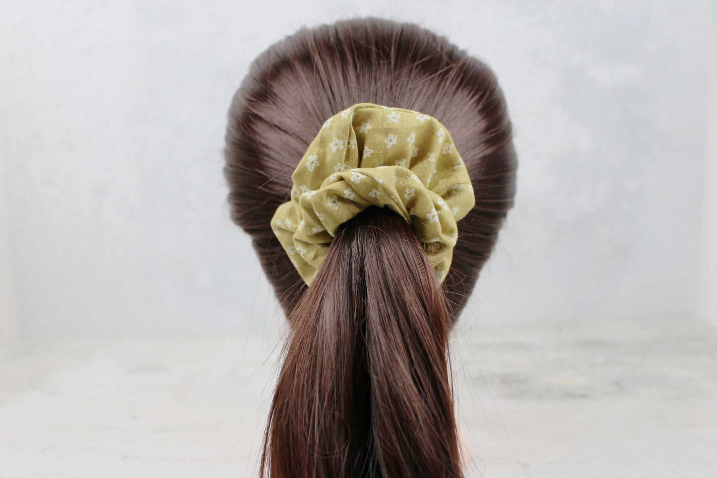 Scrunchie mit kleinem Blumenmuster in beige