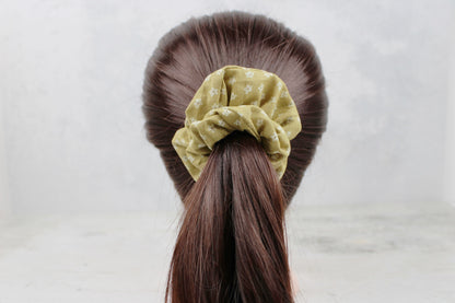 Scrunchie mit kleinem Blumenmuster in beige