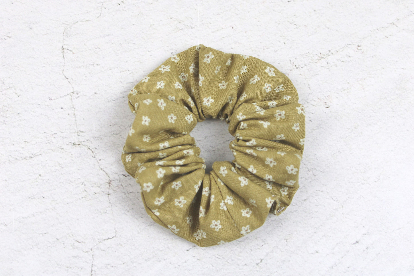 Scrunchie mit kleinem Blumenmuster in beige
