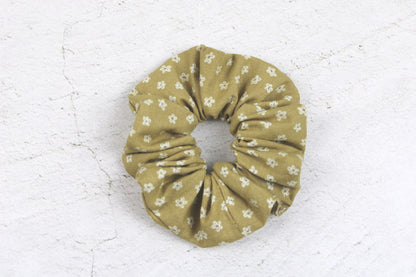 Scrunchie mit kleinem Blumenmuster in beige
