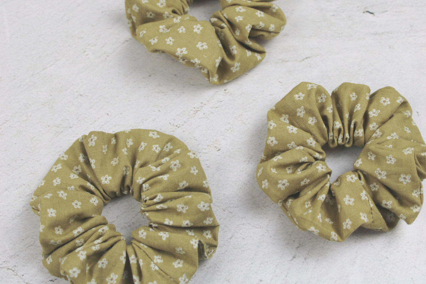 Scrunchie mit kleinem Blumenmuster in beige