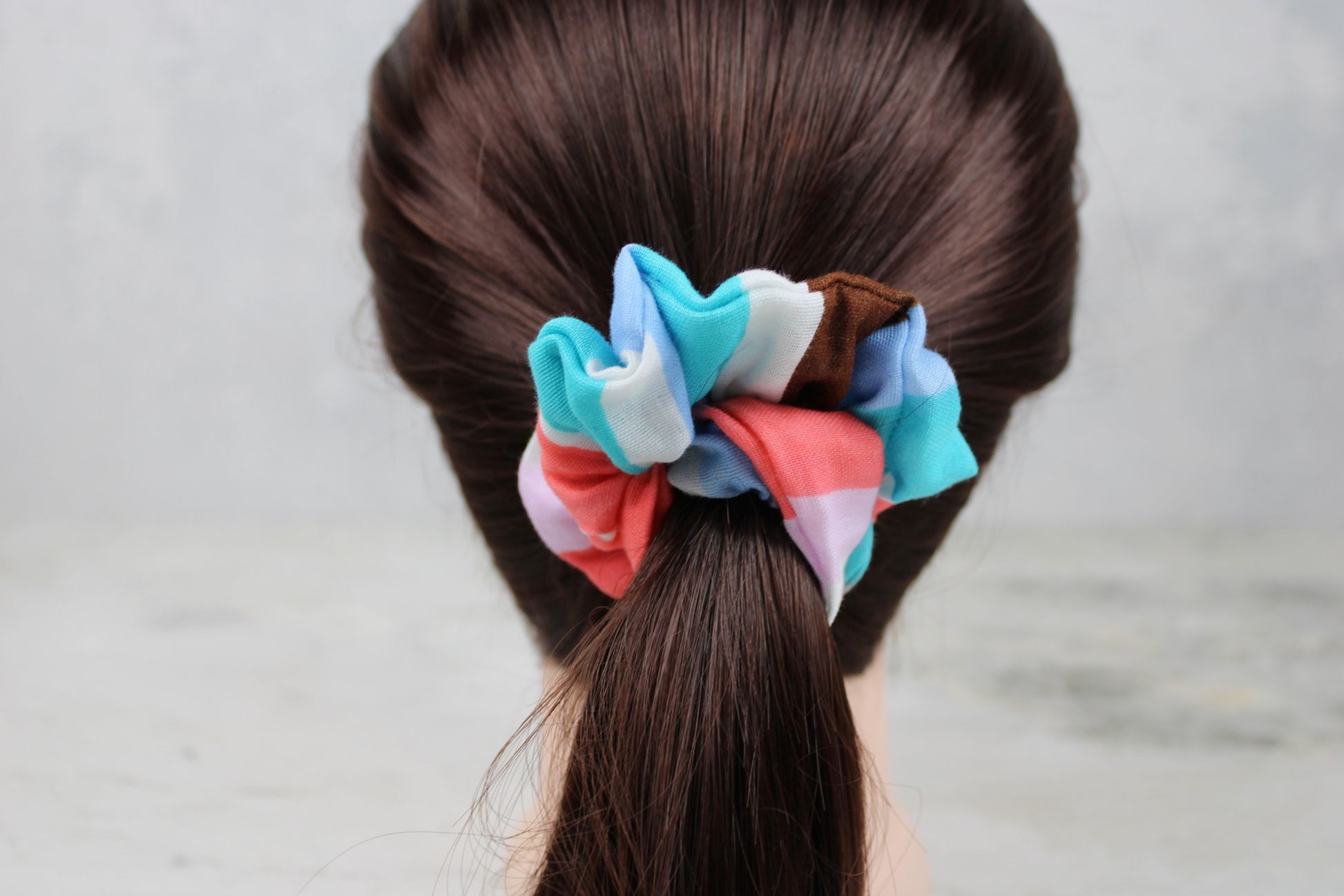 Scrunchie Haargummi mit bunten Streifen