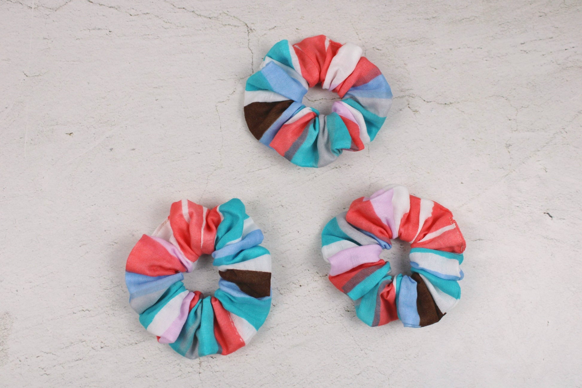 Scrunchie Haargummi mit bunten Streifen