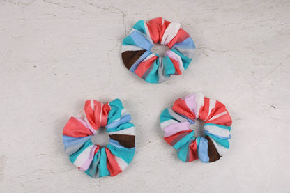 Scrunchie Haargummi mit bunten Streifen